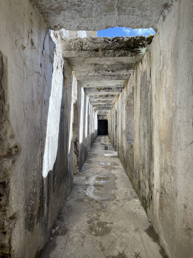 Il corridoio al piano terra presso il corpo principale del Forte Corbin