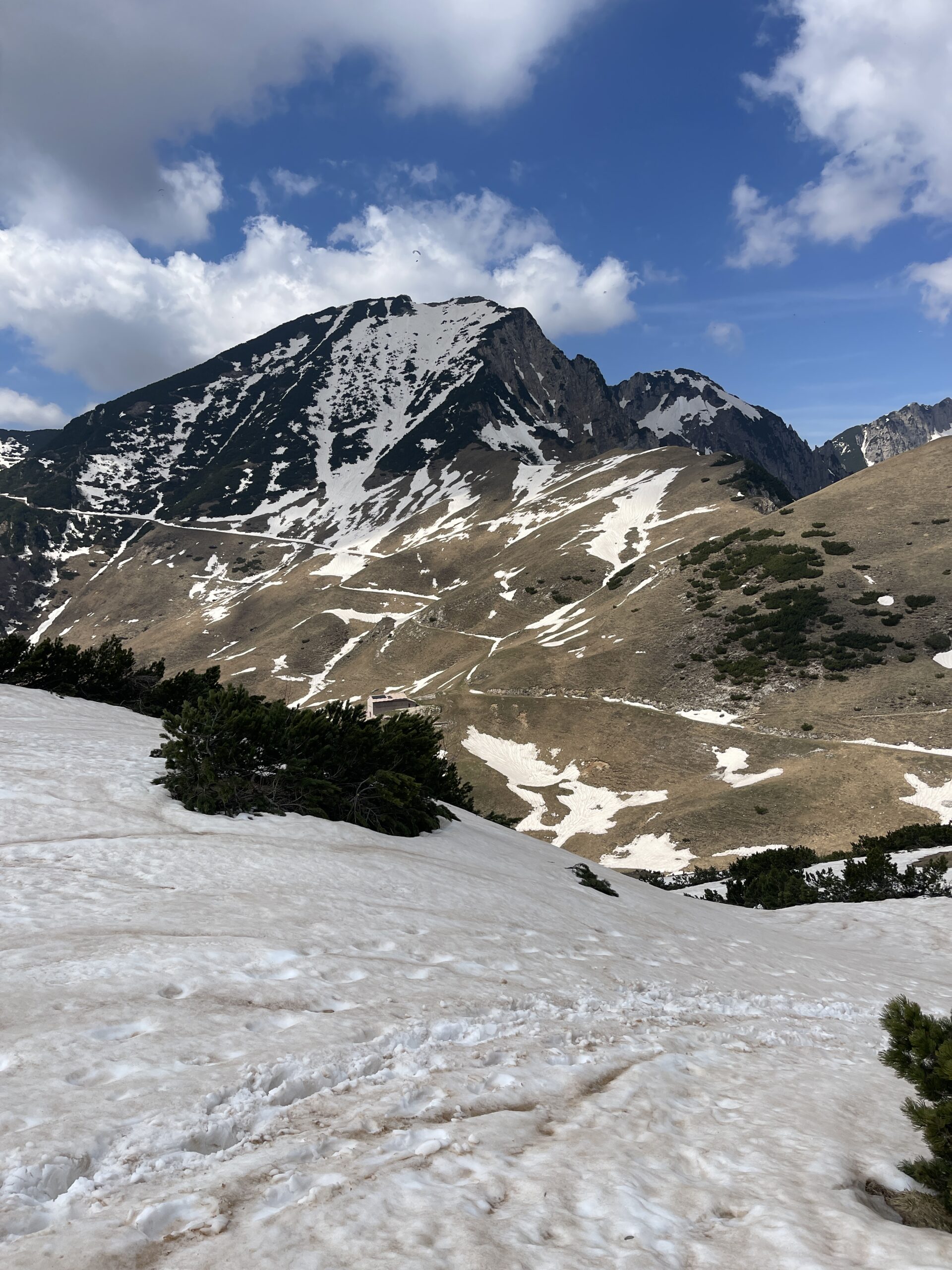 Uno sguardo al Monte Zevola con qualche traccia di neve ancora