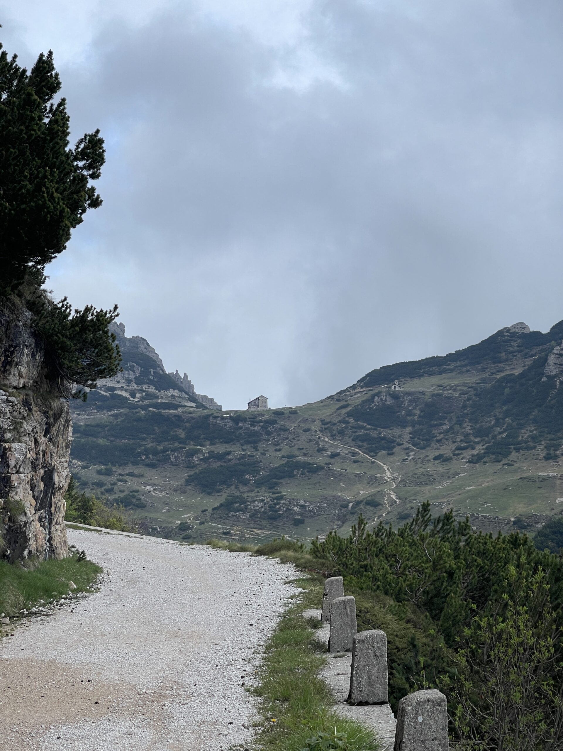 Itinerario di salita lungo la vecchia strada militare della prima guerra mondiale