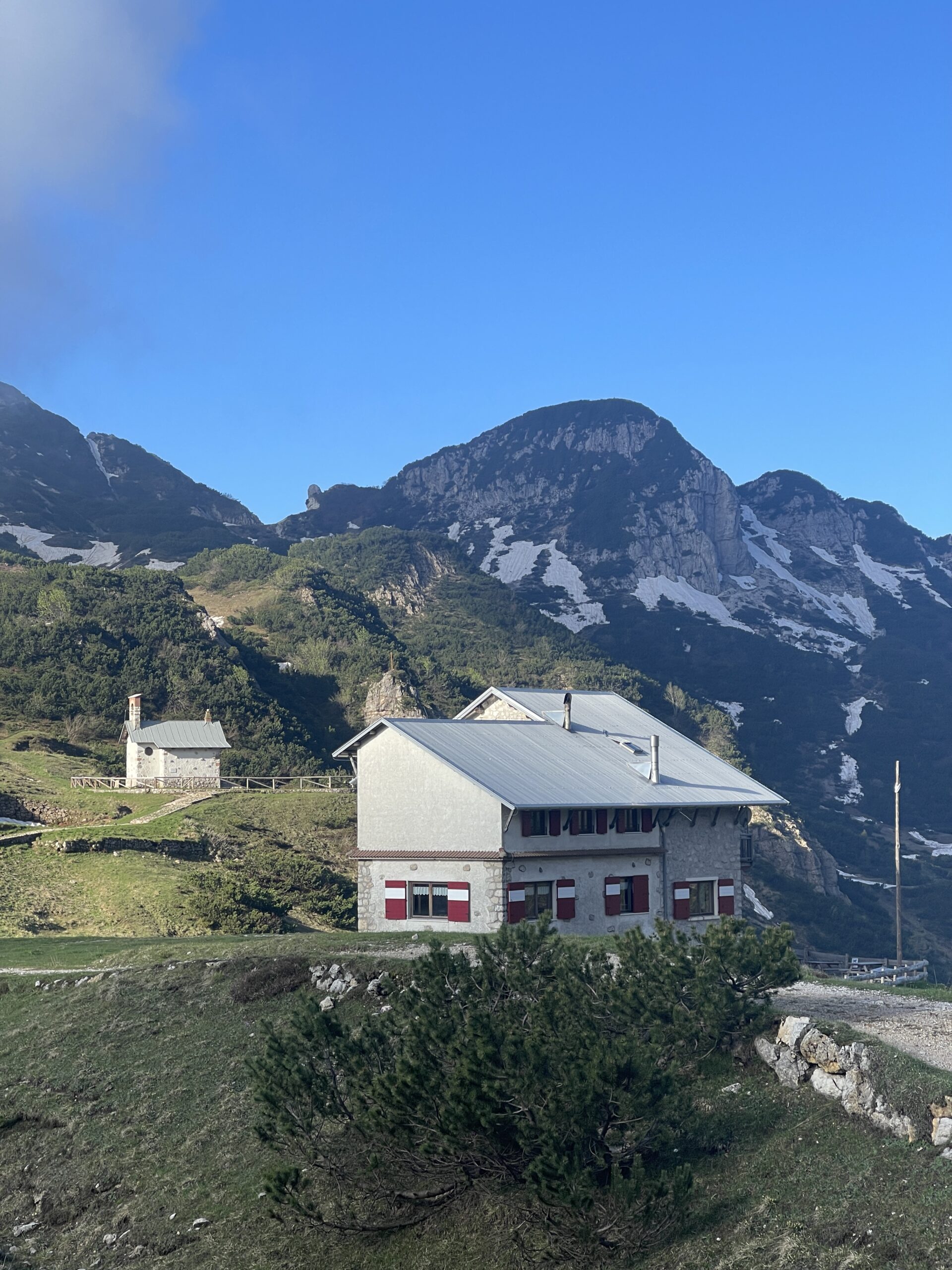 Rifugio Scalorbi Piccole Dolomiti e la sua chiesetta