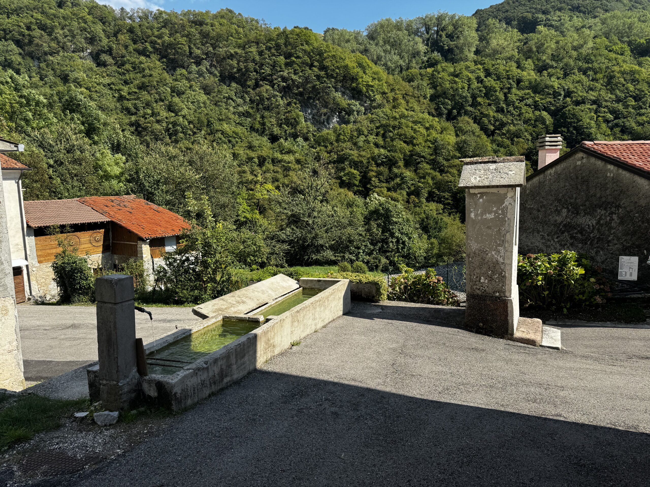 Capitello e fontana di contrada Pasquali