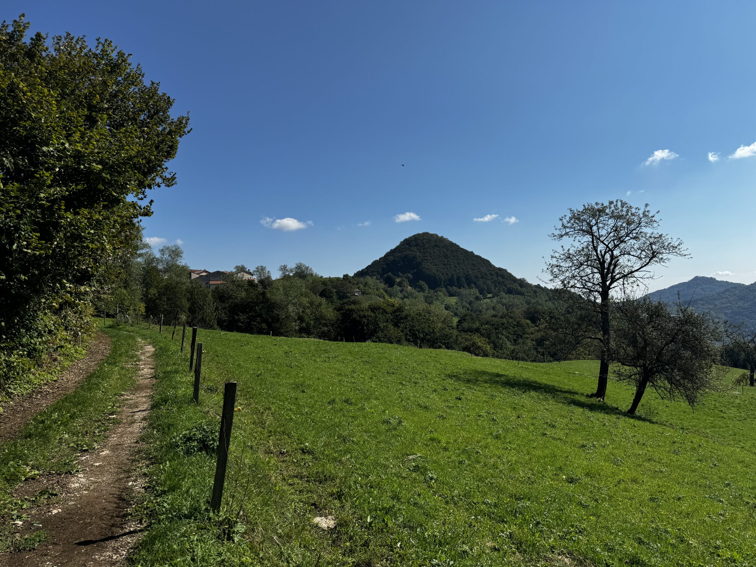 Vista sulla Purga di Durlo lungo la Via dell'Acqua