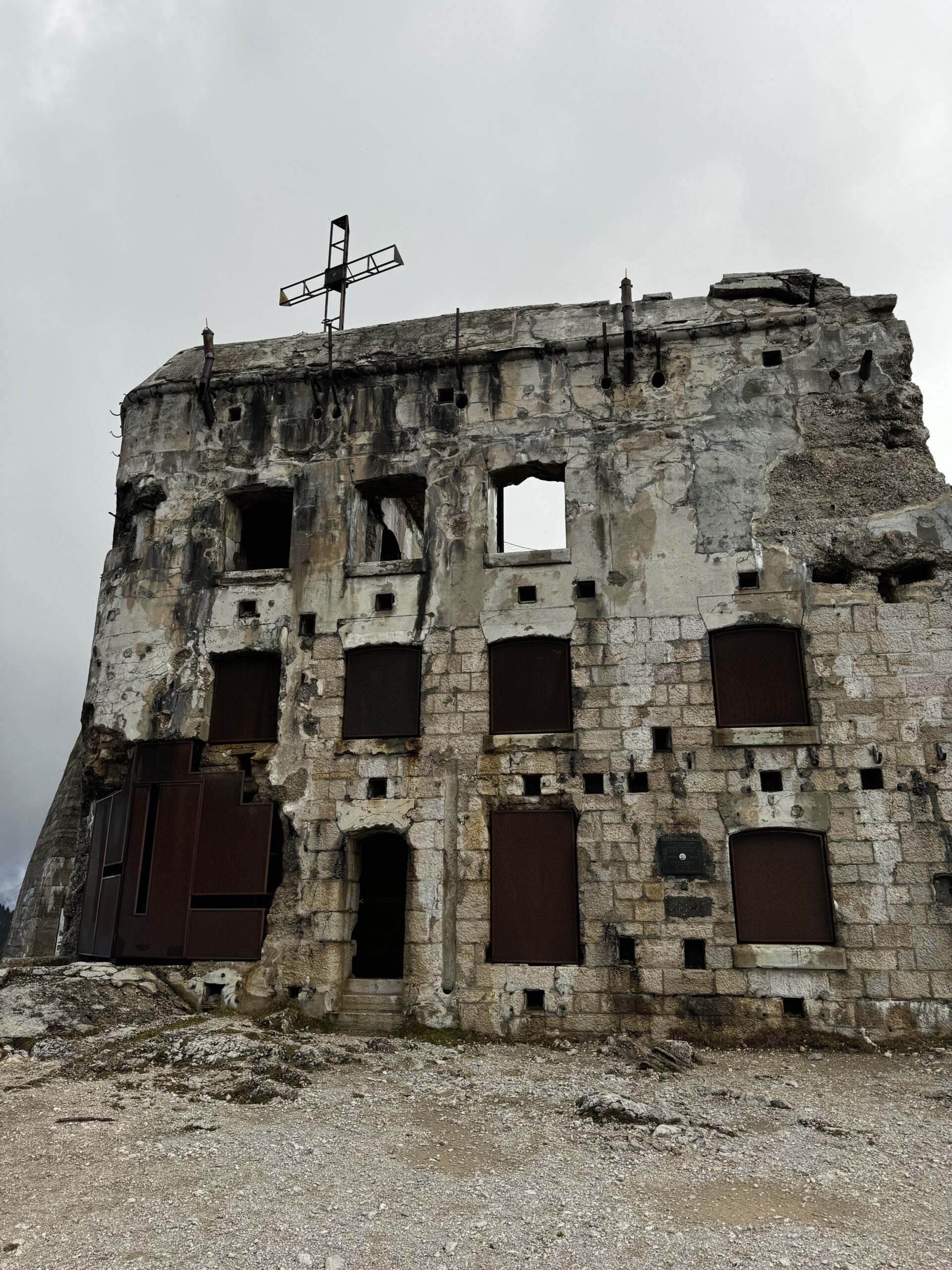 Il forte Vezzena a e la croce di vetta