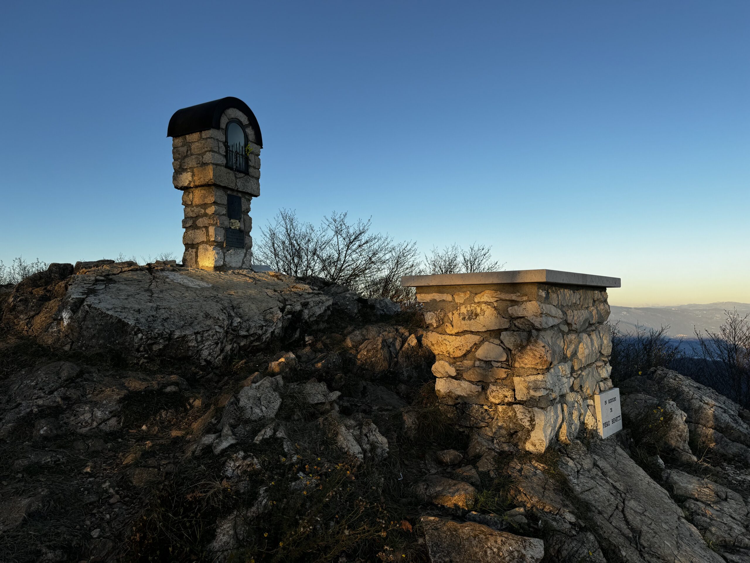 Altare e capitello a Cima Marana