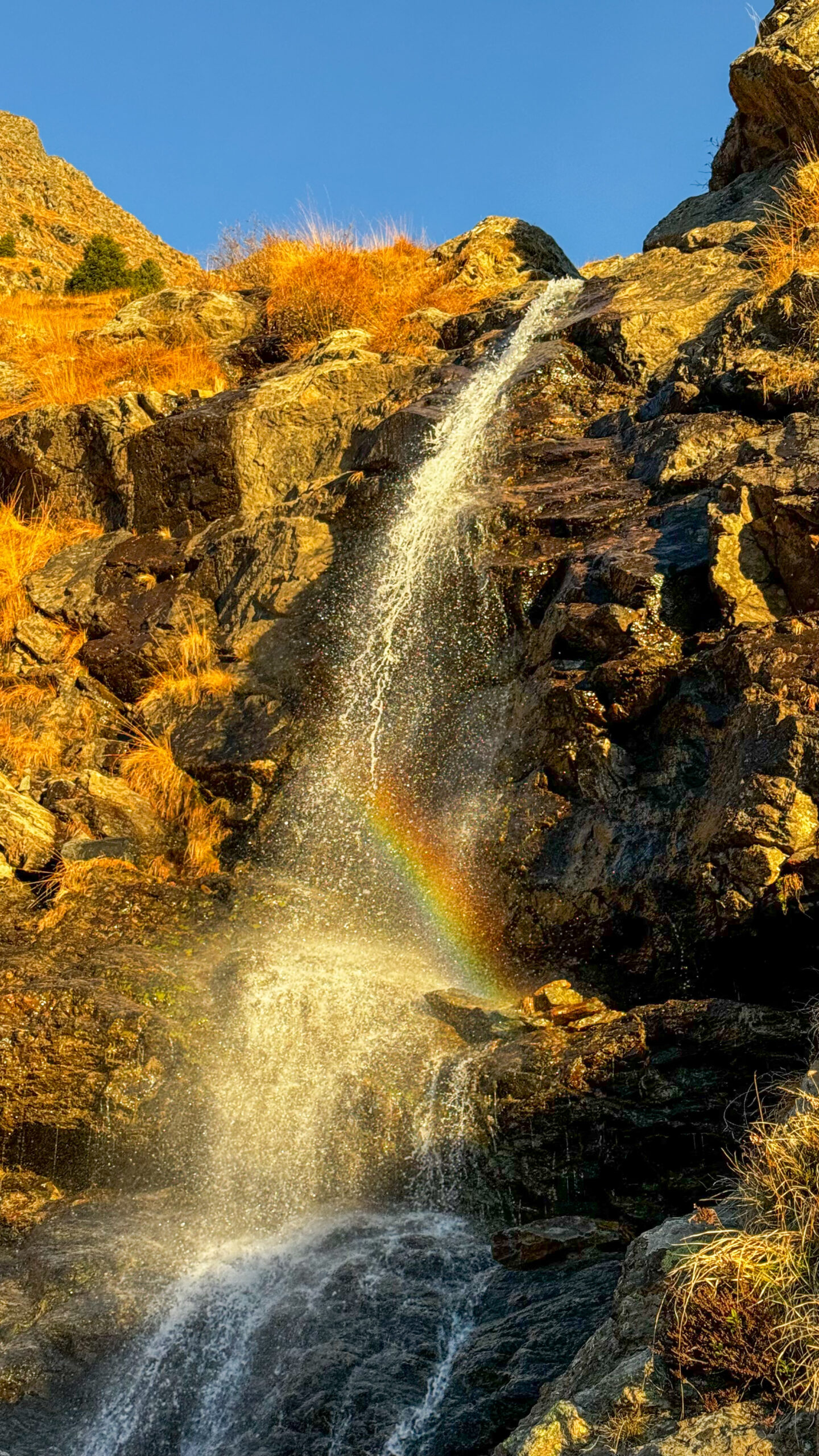 La cascata lungo il sentiero di salita